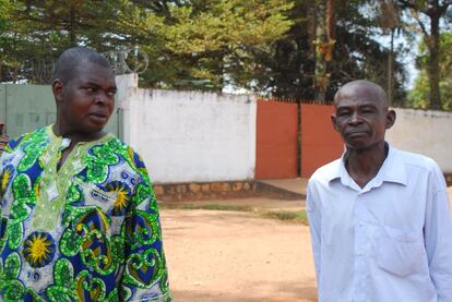Dos musulmanes se pasean por la avenida Boganda (Bangui), normalmente vetada para ellos. Pueden hacerlo debido a la visita del Papa.