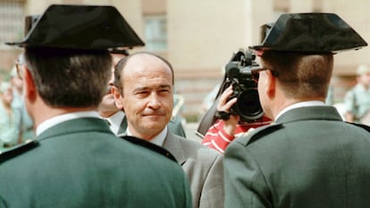 Santiago López Valdivielso, pasando revista a una formación de guardias civiles, cuando era director general del instituto armado.