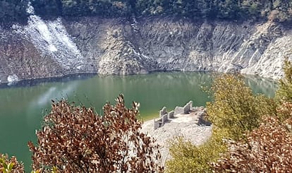 La masía semidestruida de la Rierica, en el pantano de Susqueda, donde los Mossos sospechan que mataron a Marc y Paula.