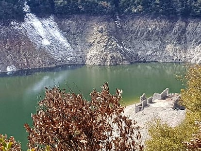 La masía semidestruida de la Rierica, en el pantano de Susqueda, donde los Mossos sospechan que mataron a Marc y Paula.