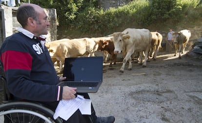 Un discapacitado usa la red wifi rural de Teixeira do Courel (Lugo).