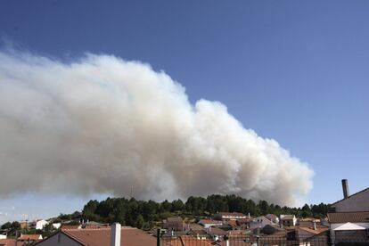 Los evacuados por el incendio han sido trasladados a Cáceres y a Moraleja. En esta última, unas 700 personas han sido alojadas en pabellones. En la imagen, columna de humo vista desde El Payo (Salamanca).