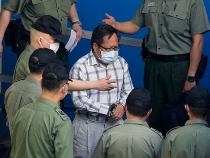 Uno de los siete condenados, el exparlamentario Albert Ho, esposado y rodeado de guardias penitenciarios, de camino al tribunal el pasado mayo.