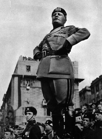 Mussolini se dirige a la muchedumbre en 1938 luciendo el uniforme de la milicia fascista que él había fundado.