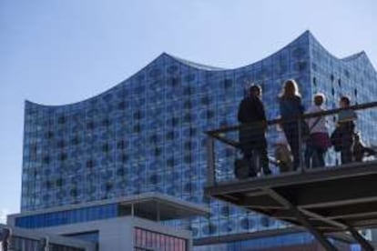 Fachada de la Filarmónica del Elba, en Hamburgo. El edificio de cristal, de Herzog & de Meuron, se alza sobre un rehabilitado gran almacén de los años sesenta.