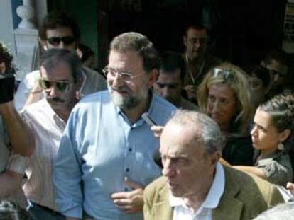 Rajoy y Fraga abandonan un restaurante en Pontedeume (A Coruña).