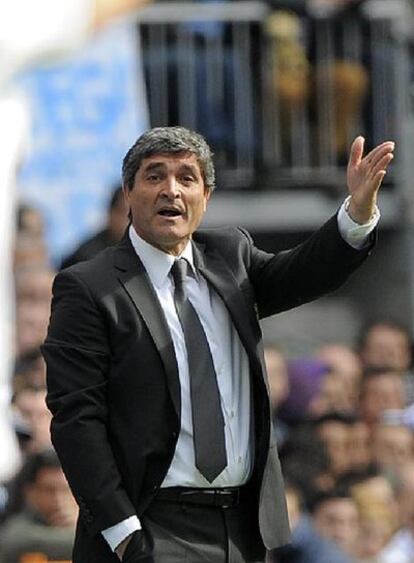 Juande Ramos da instrucciones a su equipo durante el partido ante el Valladolid.