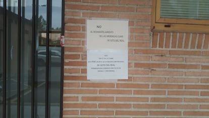 Cartel del SAR de Soto del Real el primer día de la reapertura de las urgencias extrahospitalarias.