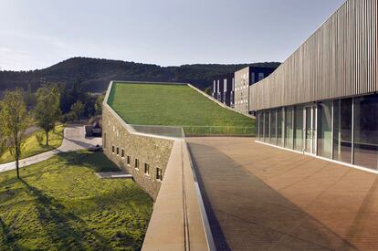 Situada a pocos kilómetros de la capital de La Rioja, el proyecto arquitectónico de La Grajera "busca un equilibrio entre su carácter representativo y su vocación de integrarse en el paisaje, evitando tanto el exhibicionismo como el mimetismo excesivo", según explican los arquitectos del equipo Virai (Juan Manuel Herranz y Marta Parra Casado). Los volúmenes se adaptan a los accidentes del terreno.