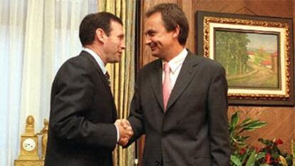 Juan José Ibarretxe y José Luis Rodríguez Zapatero, en septiembre de 2001.