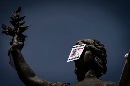 En algunas esculturas del Ángel de la Independencia se colocaron fichas de búsqueda de los desaparecidos.