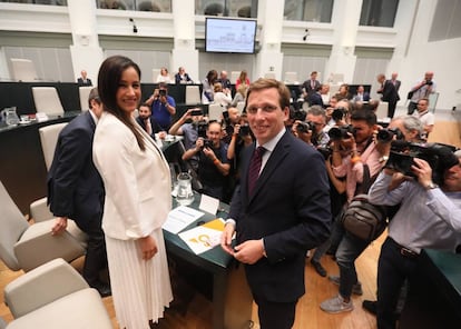 Deputy mayor Begoña Villacís, from Ciudadanos, and Madrid Mayor José Luis Martínez-Almeida.