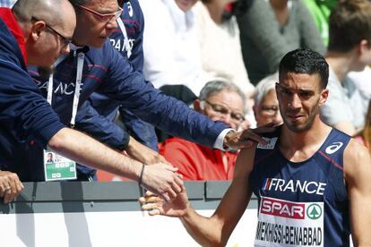 El francés Mekhissi recibe el cariño de sus entrenadores tras las series de 1.500m