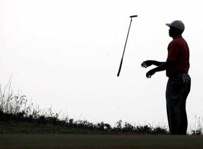 Tiger Woods lanza su <i>putter</i> al aire tras fallar en un <i>green</i> durante el Open Británico de 2006.