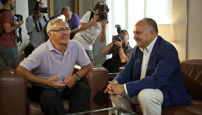 Joan Ribó, futur alcalde de València, amb Joan Calabuig, líder dels socialistes de València.