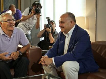 Joan Ribó, futuro alcalde de Valencia, con Joan Calabuig, líder de los socialistas de Valencia.