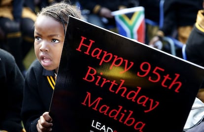 Una niña sujeta un cartel felicitando el 95 cumpleaños del líder sudafricano, Nelson Mandela en un colegio de Atteridgeville cerca de Pretoria, 18 de julio de 2013.