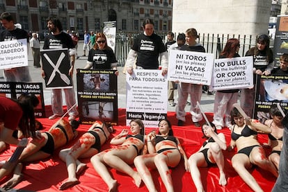 Activistas pro derechos de los animales protestan en la madrileña Puerta del Sol