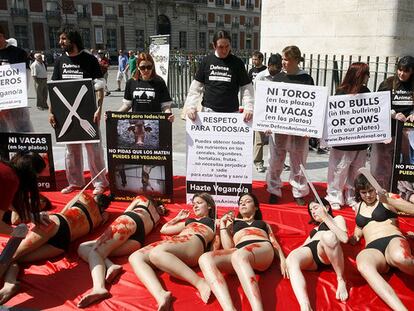 Activistas pro derechos de los animales protestan en la madrileña Puerta del Sol