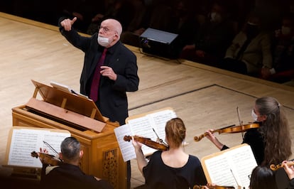 Ton Koopman, fundador de la Orquesta Barroca de Ámsterdam, dirigiendo desde el órgano.