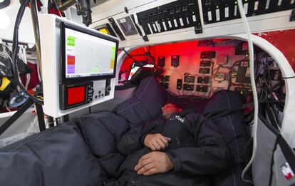 El francés Eric Bellion, patrón del 'Comme un seul homme' descansa durante una navegación.