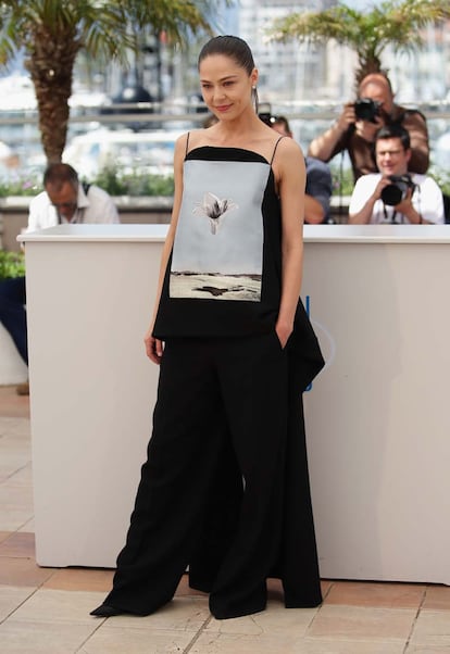 Elena Lyadova se atrevió con un vestido muy original en el photocall de Leviathan en Cannes. Lo firma Dior.
