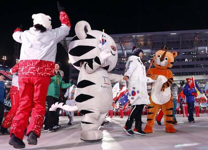 Las mascotas Soohorang y Hodori bailan con miembros de la delegación del equipo unificado de Corea durante la ceremonia de clausura de los Juegos Olímpicos de Pyeongchang, el 25 de febrero de 2018.
