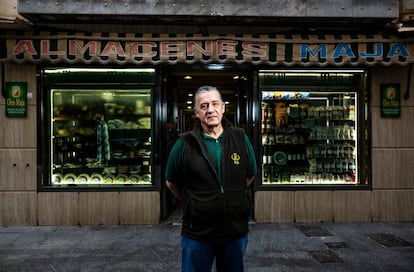 Javier Talero, propietario de la tienda de ultramarinos la Maja que ya regentaba su padre en Andújar. Envasa su propio aceite y ha notado la caída de las ventas debido a la fuerte subida de los precios. 