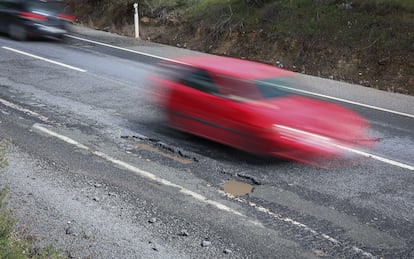 Huelva, mal estado del asfalto en la carretera A-483 entre ALmonte y El Rocio foto. ALEJANDRO RUESGA