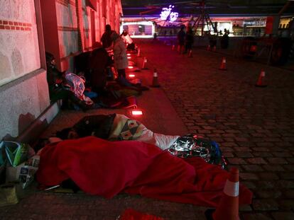 Varias personas descansan en el suelo en el espacio cultural Matadero. 