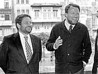 Juan Manuel López Benjumea, Alfredo Sánchez Monteseirín e Isidoro Beneroso, ayer, antes de la reunión en el Ayuntamiento de Sevilla.