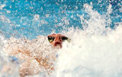 Elliot Clogg, de Inglaterra, durante la semifinal de los 100m espalda en los Juegos Commonwealth Gold Coast 2018, en Gold Coast (Australia).