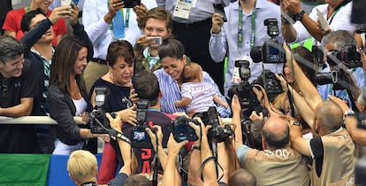 Michael Phelps saluda a su mujer y a su hijo tras ganar uno de sus oros olímpicos en Río.