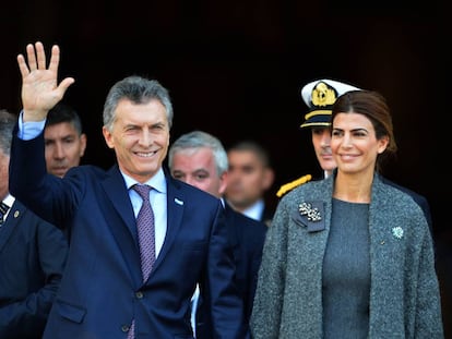 Macri e sua esposa, Juliana Awada, em 25 de maio em Buenos Aires.