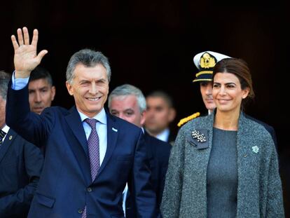 Macri e sua esposa, Juliana Awada, em 25 de maio em Buenos Aires.