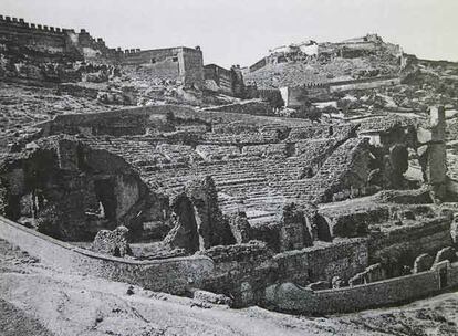 El Teatro Romano a inicios del siglo XX, cuando era casi una cantera.