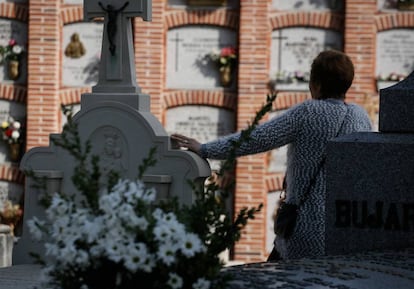 Una mujer visita un cementerio en Madrid en el D&iacute;a de los Difuntos este mi&eacute;rcoles.
 