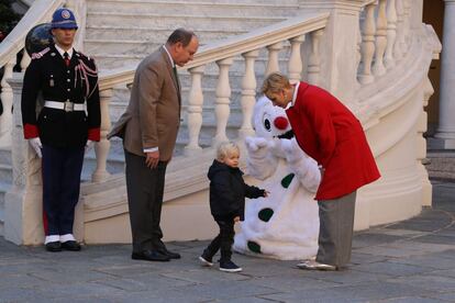 Jaime, que está a punto de cumplir dos años, saluda a un muñeco de nieve delante de sus padres.
