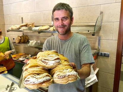 JOAN SEGUÍ CON SUS FAMOSOS DOBLEGATS / CAPEL