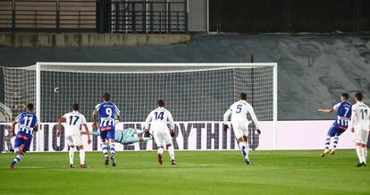 Lucas Pérez marca de penalti para el Alavés en el minuto 11 de partido.