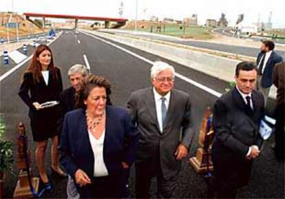 Barberá y García Antón, en el centro, inauguran un tramo de la ronda norte de Valencia.