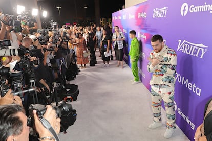 Angus Cloud saluda a su llegada al evento Variety Power of Young Hollywood presentado por la red Facebook Gaming el 11 de agosto de 2022 en Hollywood, California.