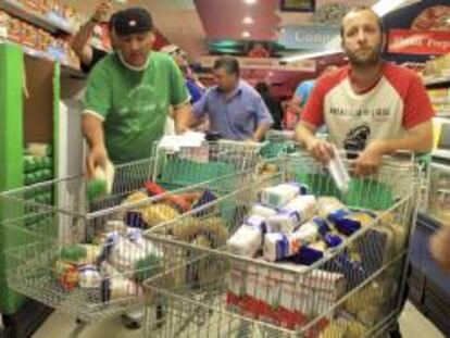 Algunos de los 200 militantes del Sindicato Andaluz de Trabajadores (SAT) que entraron ayer en un supermercado de Écija (Sevilla) para llevarse alimentos de primera necesidad destinados a un comedor social de Sevilla.