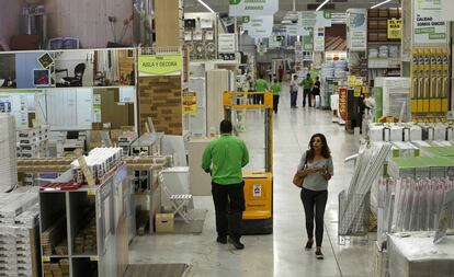 Interior de una tienda Leroy Merlin en Valencia.