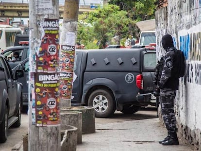 Policiais militares fazem operação na Vila do João, uma das comunidades da Maré, no dia 6 de fevereiro. 