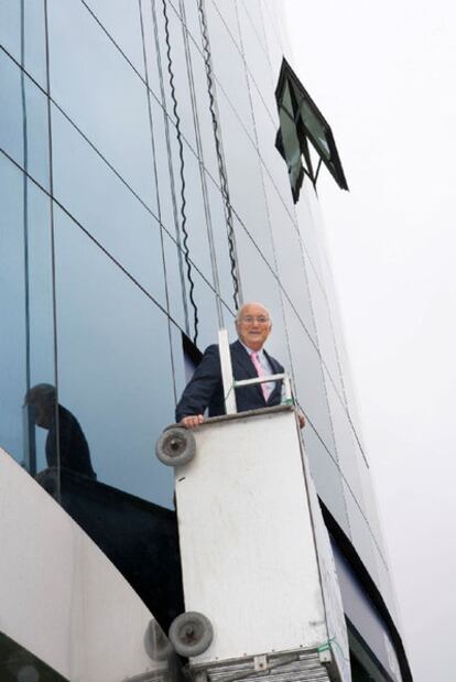 Antonio Fontenla, en la fachada del edificio Cristal construido por su empresa en A Coruña.
