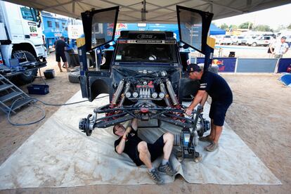 Mecánicos del SMG Buggy Red Bull Rally Team.