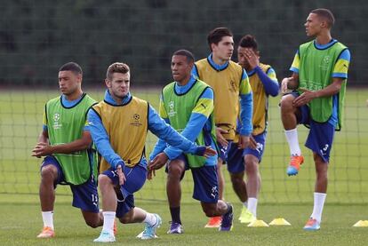 El inglés Wilshere, en un entrenamiento del Arsenal junto a sus compañeros.