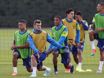 El inglés Wilshere, en un entrenamiento del Arsenal junto a sus compañeros.