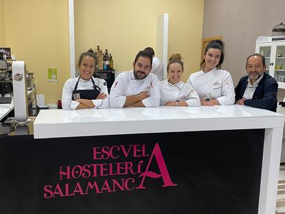 Ricardo Gómez Marcos, con parte de su equipo, en la Escuela de Hostelería de Salamanca.